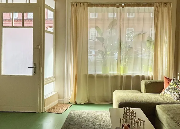 Charmante Altbauwohnung Am Park Und Messe *